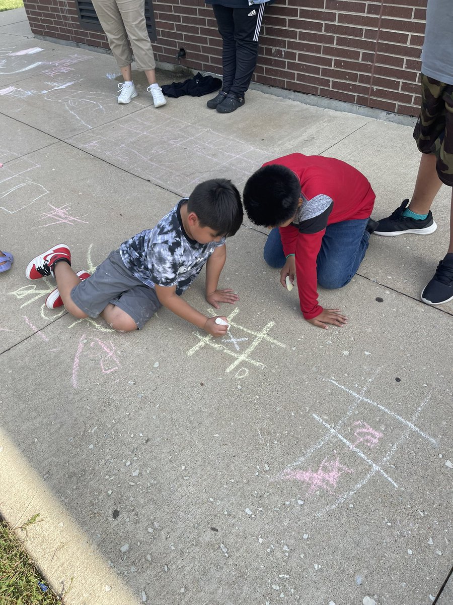 Sidewalk chalk and tic tac toe with friends from Kindergarten and 2nd grade! #ASD4ALL <a href="/lincolnasd4/">Lincoln School</a>