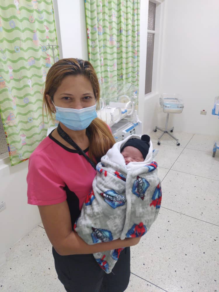 #AEstaHora 🌜¡A feliz término! El Nacimiento de un nuevo Venezolano, en esta hermosa Patria. Atendido por las Profesionales, Dra. Astrid Suárez, Dra. Sandy Querales, Dra. Dolly Aguilar y Equipo de enfermeras de esta dependencia. #Tachira #Bricomiles 🇻🇪