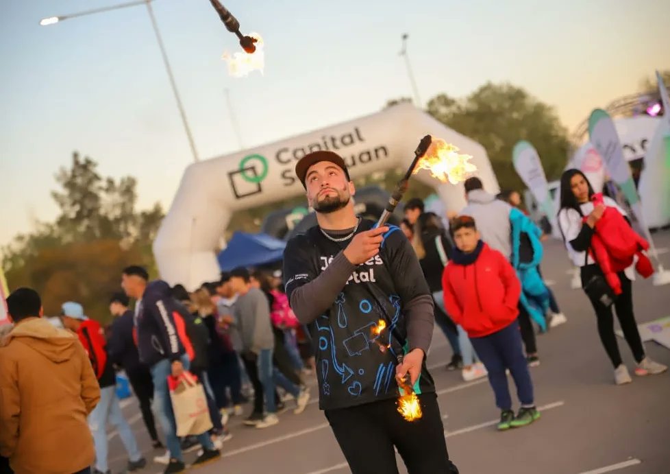 baistrocchie's tweet photo. Con la juventud de Capital estuvimos presentes en el #PrimaveraFest celebrando el día del estudiante con propuestas para todos los sanjuaninos y sanjuaninas. Siempre es grato compatir e intercambiar ideas con los jóvenes sobre el trabajo que realizamos y que tienen en cada ámbito https://t.co/7dx6oV56qP