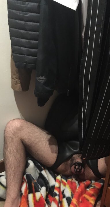 Increíble la cantidad de cosas  que se pueden encontrar dentro del closet 😦😦.                               #gay #santiagogay #esclavo #sumiso #bdsm #pup #puppygay #bondage #chastityfag #chastitycages #chastity #castidad #gaychile #gaychileno #fag #faggot #Submissivegay