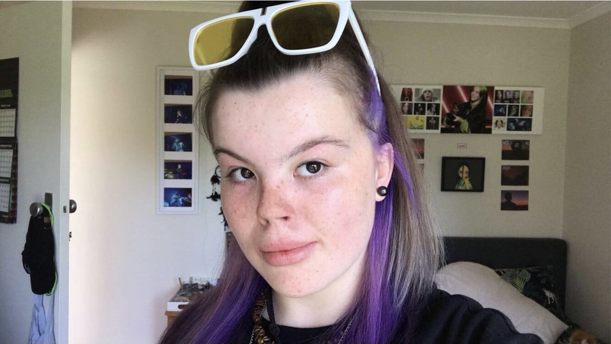 SEEING BILLIE IN A FEW HOURS , rockin out with the snazzy yellow glasses too!