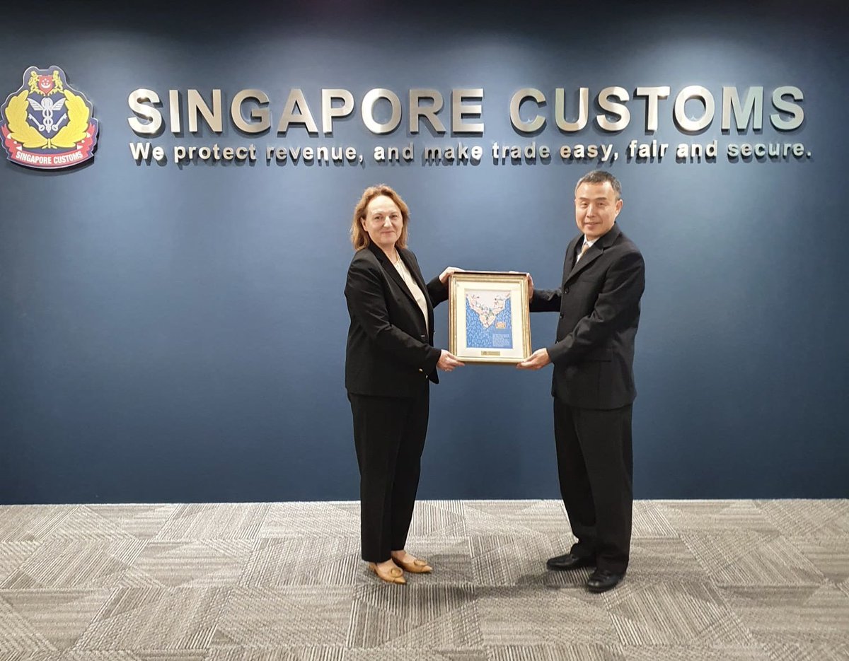 IwonaPiorkoEU's tweet photo. EU-Singapore #trade in goods is on the rise.

Pleasure to meet new DG of Singapore Customs Tan Hung Hooi to discuss 🇪🇺🇸🇬 customs cooperation to further facilitate our trade. @EU_Taxud 
#EUSFTA https://t.co/CBIEYRn2wP