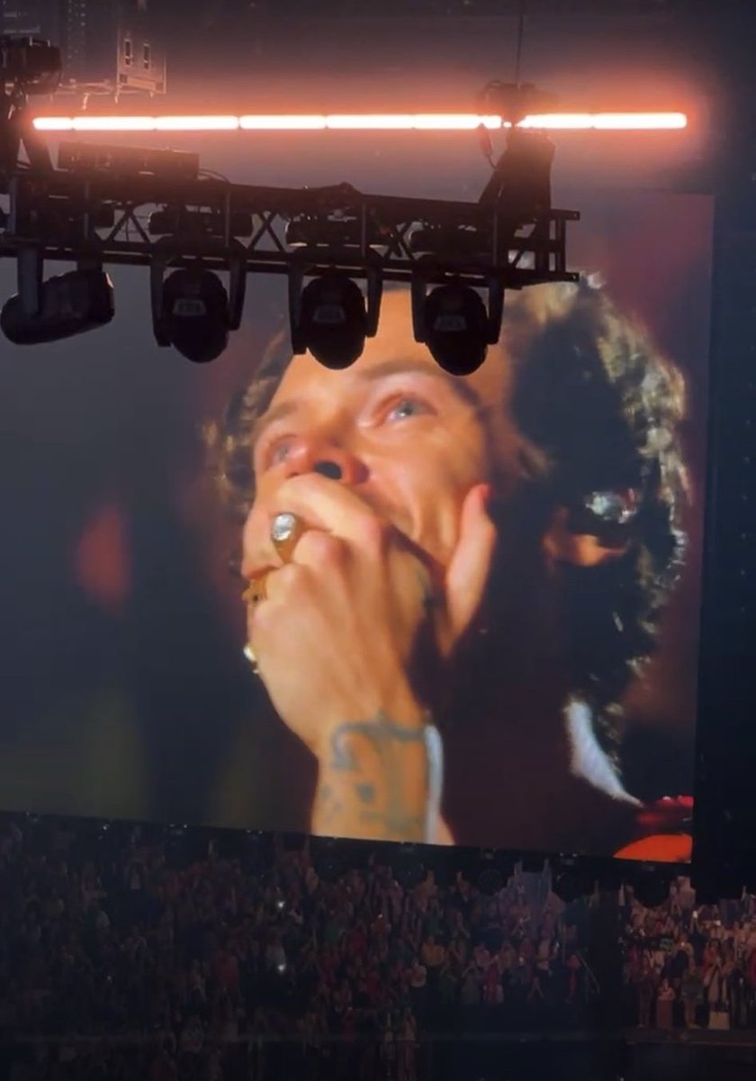 LHHTour's tweet photo. 📸|Harry llorando viendo el cartel de las 15 noches consecutivas en el Madison Square Garden! 😭😭😭😭😭😭😭❤️‍🩹
#LoveOnTourNYC https://t.co/vUCpH5LjAI