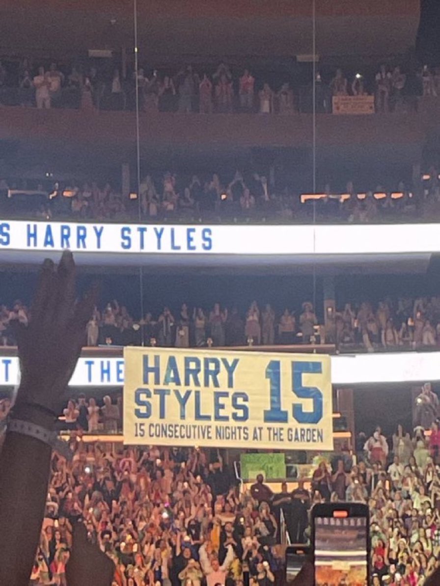 LHHTour's tweet photo. 📸|Harry llorando viendo el cartel de las 15 noches consecutivas en el Madison Square Garden! 😭😭😭😭😭😭😭❤️‍🩹
#LoveOnTourNYC https://t.co/vUCpH5LjAI