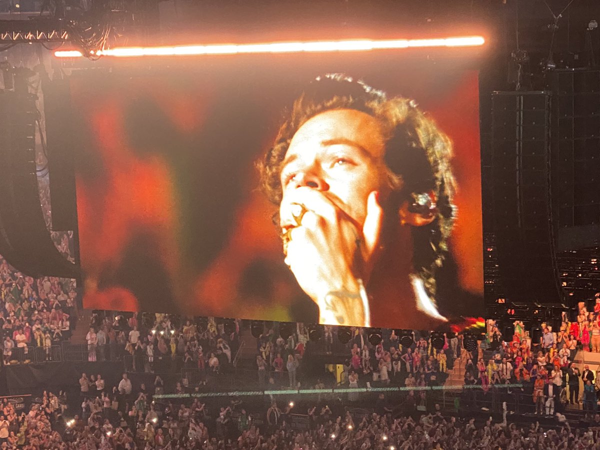 “Thank you ,thank you. Shit!” - Harry getting emotional after the banner was hung! 🥹#LoveOnTourNYC (Via swieder13)