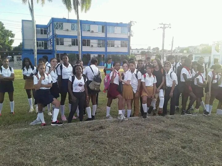 AlexanderBongo8's tweet photo. Los estudiantes de la EIDE Marina Samuel Noble de Ciego de Ávila realizaron su feria por el #si al Código de Familia donde sostuvieron gran intercambio y debate sobre nuestro nuevo código.
#códigosí #YoVotoSi #FEEMDeCuba https://t.co/80Gi1zSCNe