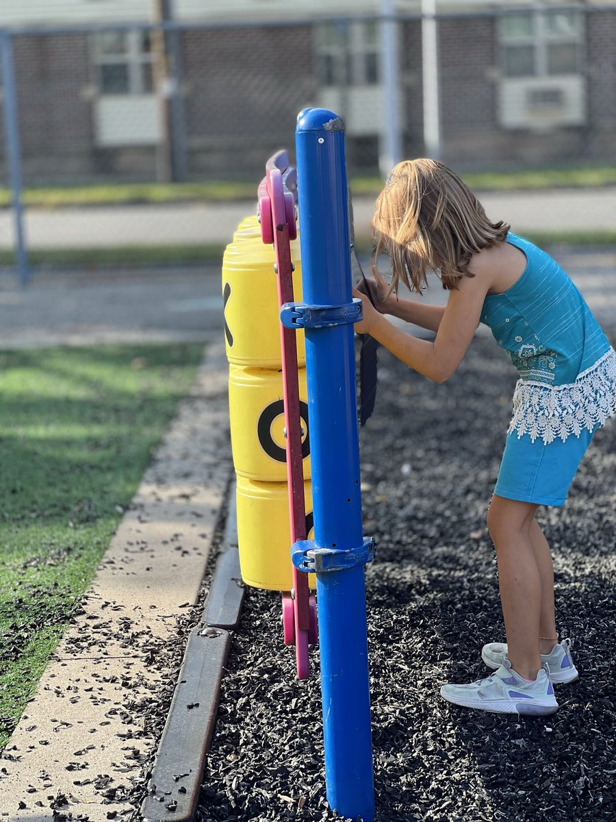 bethany_nugent's tweet photo. A fun week of photo scavenger hunts! Feels great to pull out my virtual learning lessons and try them in-person for the first time!
K/1s are working on finding colors, 2/3s are learning line & balance, and 4/5s are working on pattern & texture! #arted #ADE2017 @AppleEDU https://t.co/no8ope6FxQ
