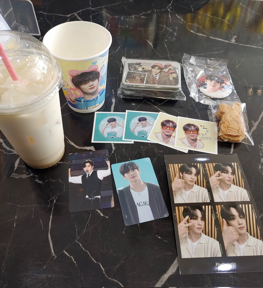 hani_lover922's tweet photo. 출근하기전에 얼른 생카 달려왔어요 ^~^
카페 너무 예뻐요 예쁜 요한이도 한가득💙

#김요한_생일축하해_싸랑한다 https://t.co/7kPv55RXZl