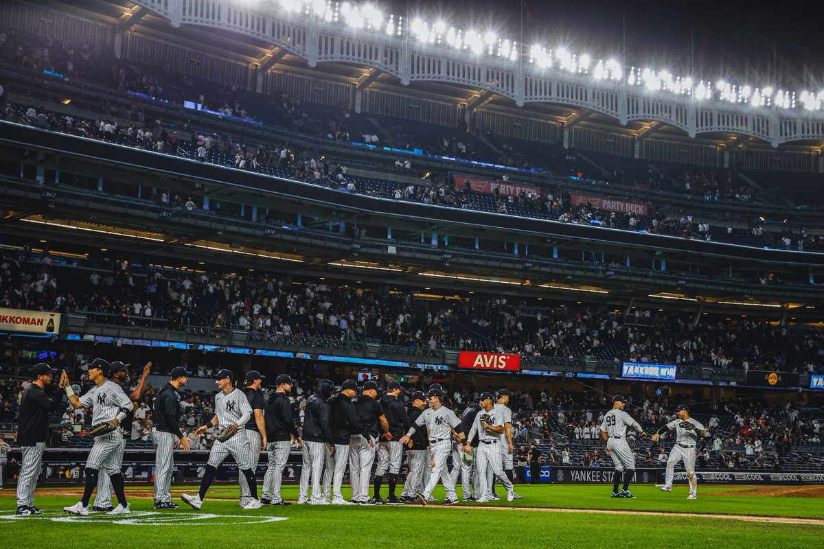 Yankees's tweet photo. BX Bash 🥳

#RepBX https://t.co/HgzUQJrfDH