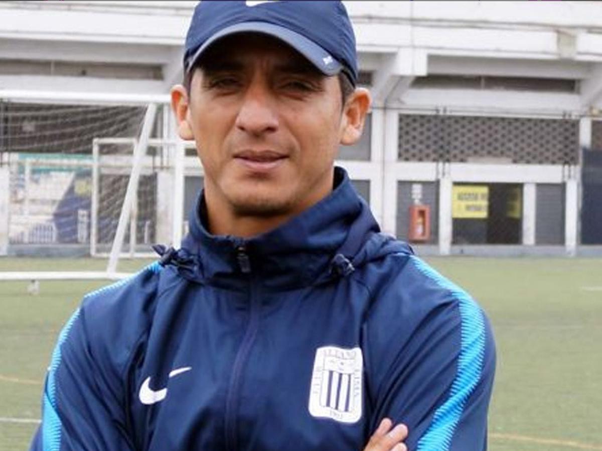 ErrorArbitralTR's tweet photo. Si necesitas un técnico que mejore la defensa, llama a Mourinho

Si necesitas un técnico que mejore el ataque, llama a Klopp

Si necesitas un técnico que motive a los jugadores, llama a Zidane.

Si necesitas todo eso y más, llama a Guardiola... y pídele el número del Chicho Salas https://t.co/KVCB5Bvayr