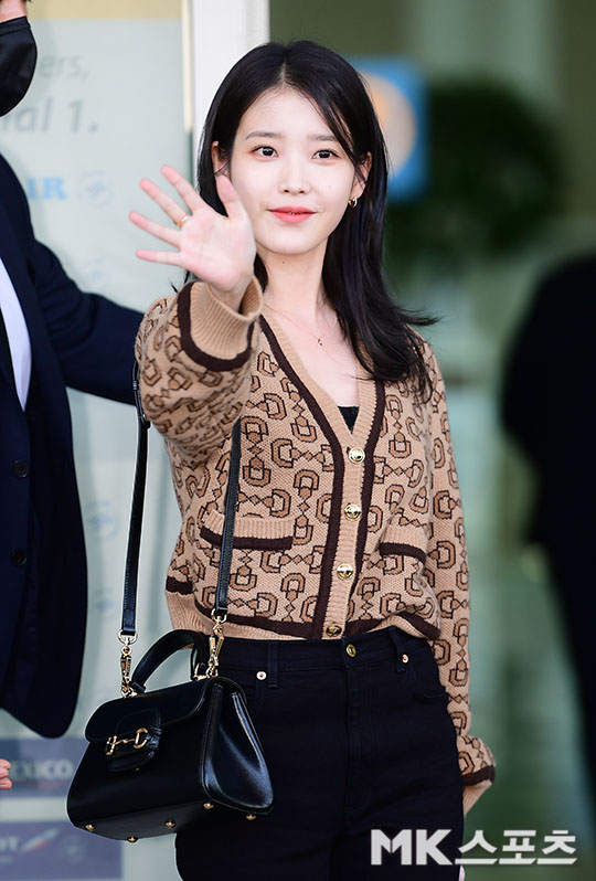 IUmushimushi on X: "220922 #아이유 #IU at Incheon Airport Departing for Milan  https://t.co/t6P6Y5PcIU" / X