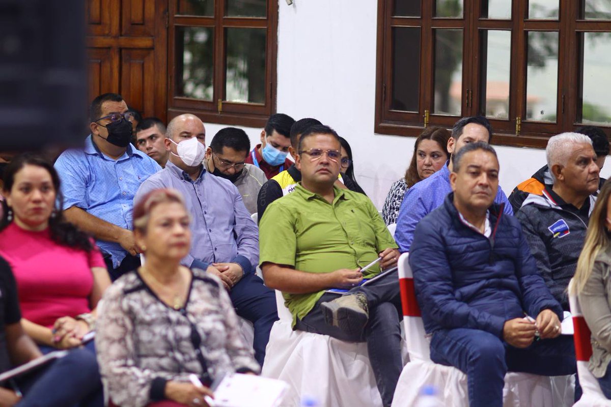 freddybernal_ve's tweet photo. Asimismo, afinamos los detalles para continuar cumpliendo con las instrucciones del Pdte. @NicolasMaduro respecto a la apertura de frontera, en si trabajando en equipo para afrontar las batallas y seguir construyendo la victoria junto al pueblo. 2/2 https://t.co/tD7MpfpFEQ