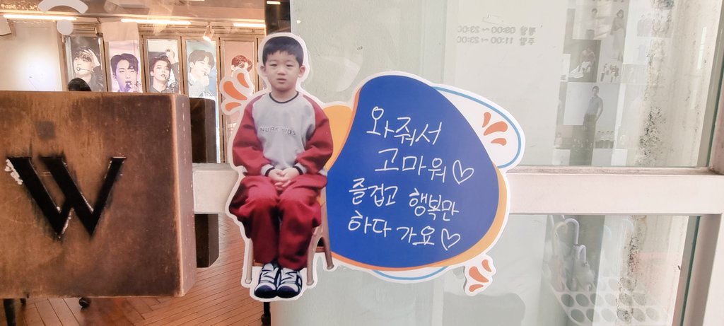 green2704's tweet photo. 내 생애 첫 생카.  [요랑단 W카페]
여기 너무 천국이네요.
너무 이쁘게 귀한 요한이가 가득이라 
감동 가득받고 왔네요. 
#스물넷_김요한_햅삐벌쓰데이
#King요한_스물넷생일_축하해 https://t.co/gwG3nkfaat