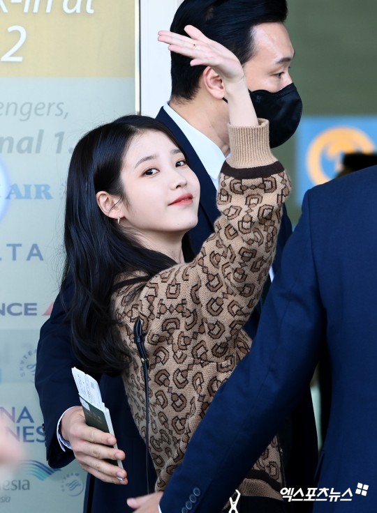 dltldms516's tweet photo. [#아이유 #IU] 뉴스 @_IUofficial 

220922 | 아이유 인천공항 출국✈️

22일 오전 가수 아이유(IU)가 패션위크 참석 차 인천국제공항을 통해 이탈리아 밀라노로 출국했다.

#IUxGucci #구찌 #Gucci #MFW https://t.co/7aLThfZSn1