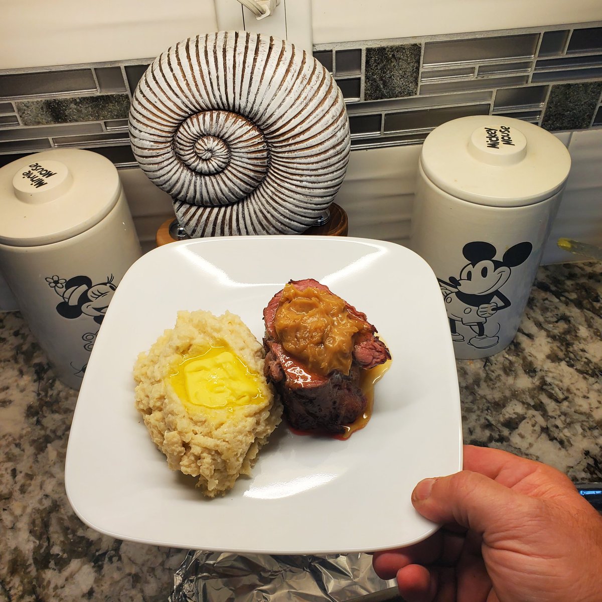 AlexMFerrell's tweet image. Perfectly rare slow smoked Tri-Tip topped with sauted garlic/Tamari/brown butter.
"Mashed" cauliflower w/Feta, Irish cheddar &amp;amp; butter.
Everything seasoned with @redmondlife_  real salt.