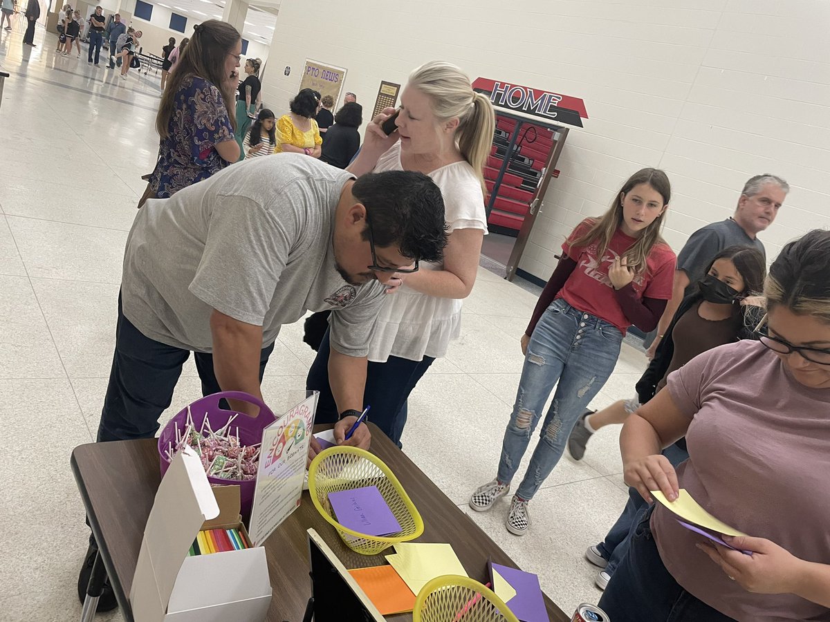 techCAREWilson's tweet photo. The Encouragrams surprised us tonight!! The parents loved them ❤️ Even had a parent tell me that adults need these too! #BeExcellent #MoveLikeABobKat @WISDBrabham @kella_price @WillisSchools https://t.co/DrPMibRA6G