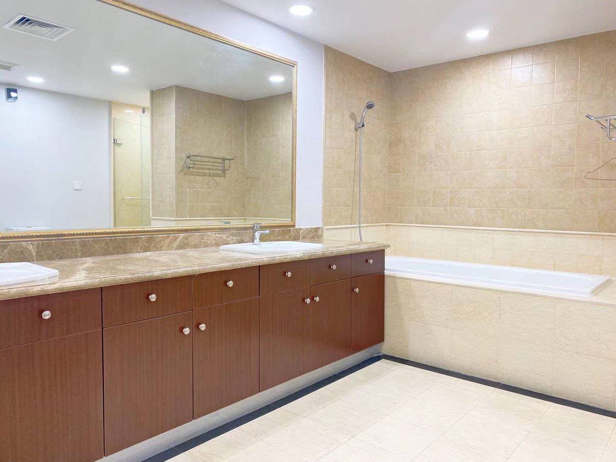 【For Rent-No.9 Apartment (九号公寓) 】Wonderful and Amazing Apartment close to west gate of Chaoyang Park,303sqm with 3bedrooms&amp;2bathrooms , close to Liangmaqiao River and Solana shopping mall. 5minutes by walk to Zaoying    (枣营站)station for line14

welcome for living in🌹🌹