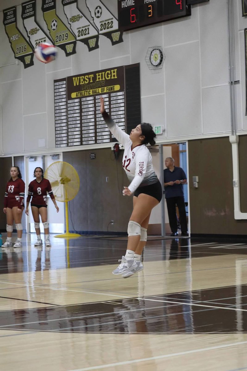 NatalyaVball's tweet photo. Pics from yesterdays win against West Torrance. #gotartars @tommytartar @VBallrecruiter @CoachSamWol23 https://t.co/EGaJQ3JQNj