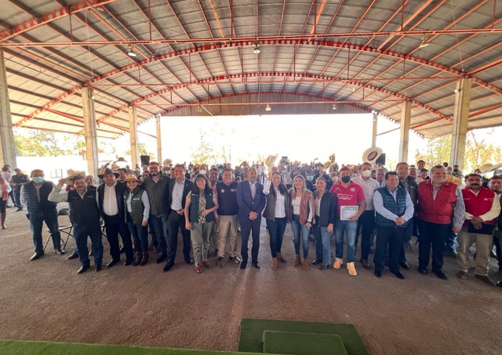 MarisolGlezT's tweet photo. El día de hoy acudimos a la región de #Teotihuacán para hacer entrega de magueyes y tarjetas en apoyo a los productores de esta región.
En la @CampoEdomex seguimos redoblando esfuerzos para el apoyo a los productores de nuestro #CampoMexiquense.
#LaTierraQueNosUne.
#DGSICA https://t.co/xeyIURP07W