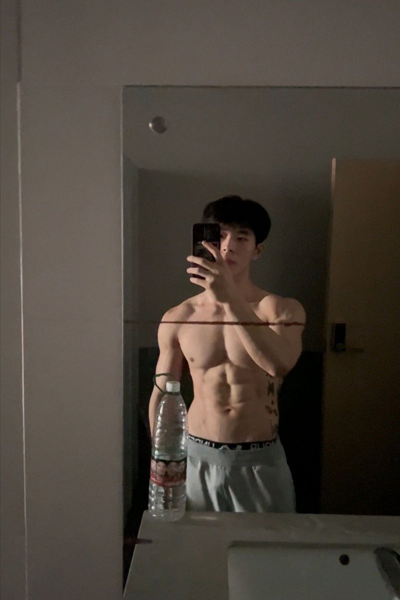hedongjun666's tweet photo. 我回來了，好久不見！（這是哪個帥哥呀，原來是我呀，哈哈）#体育生 https://t.co/DEtKNadBBf
