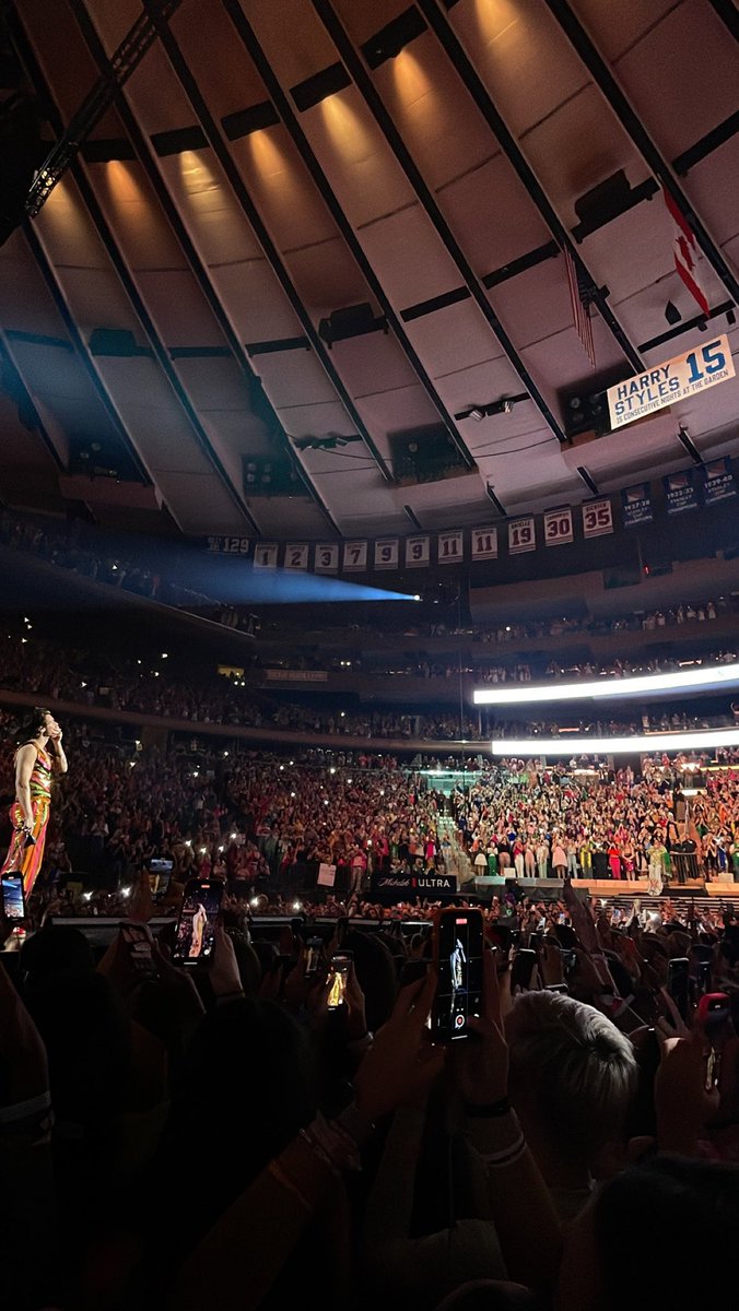 tdefenseless28's tweet photo. NYC LOT N15 Recap: 🚨WORE THE PEACE RING, making it 6 SHOWS IN A ROW🚨;💙HE SANG EVER SINCE NEW YORK💙; ✨Was honored w/a MSG banner for 15 sold out nights✨; “This is our final show at MSG &amp; I thank you all, the people in NY for the support of the last few wks. Thank you.”; https://t.co/fqheWmfErO