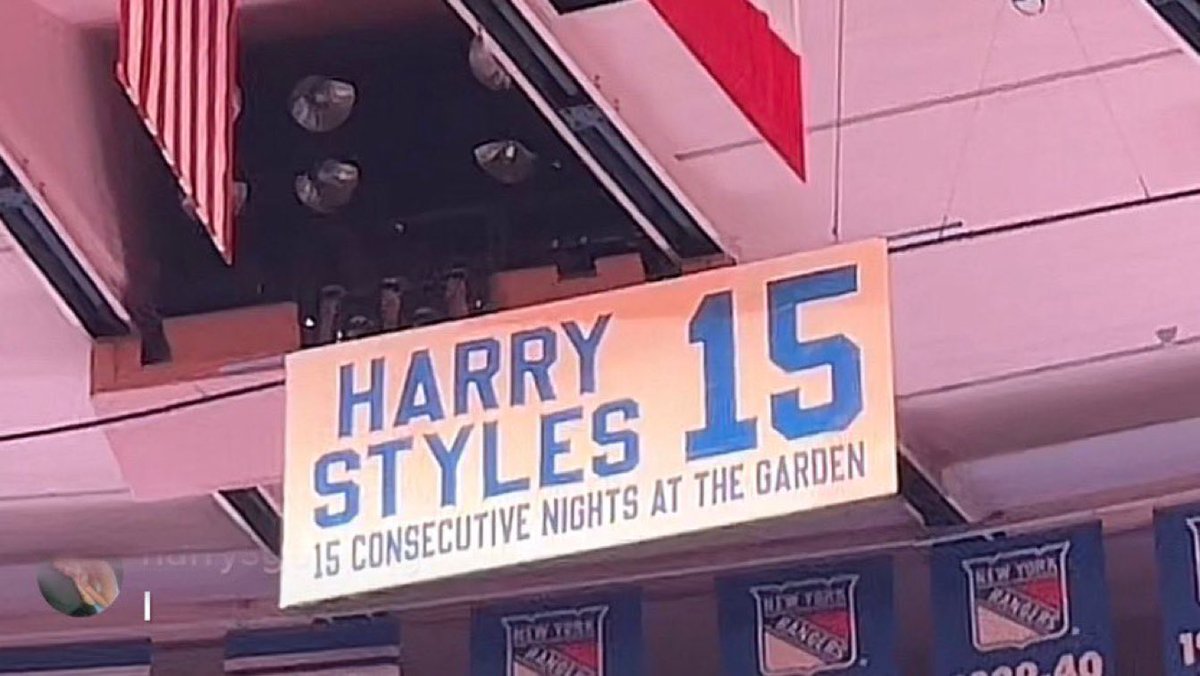tdefenseless28's tweet photo. NYC LOT N15 Recap: 🚨WORE THE PEACE RING, making it 6 SHOWS IN A ROW🚨;💙HE SANG EVER SINCE NEW YORK💙; ✨Was honored w/a MSG banner for 15 sold out nights✨; “This is our final show at MSG &amp; I thank you all, the people in NY for the support of the last few wks. Thank you.”; https://t.co/fqheWmfErO