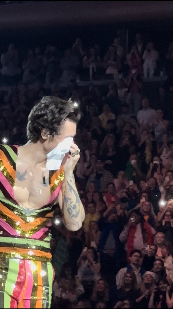 HLDTour's tweet photo. Harry getting emotional. 😭
#LoveOnTourNYC #Residency15
9.21.22 

📸: jezabelvol6 https://t.co/8QQf0YVZIY