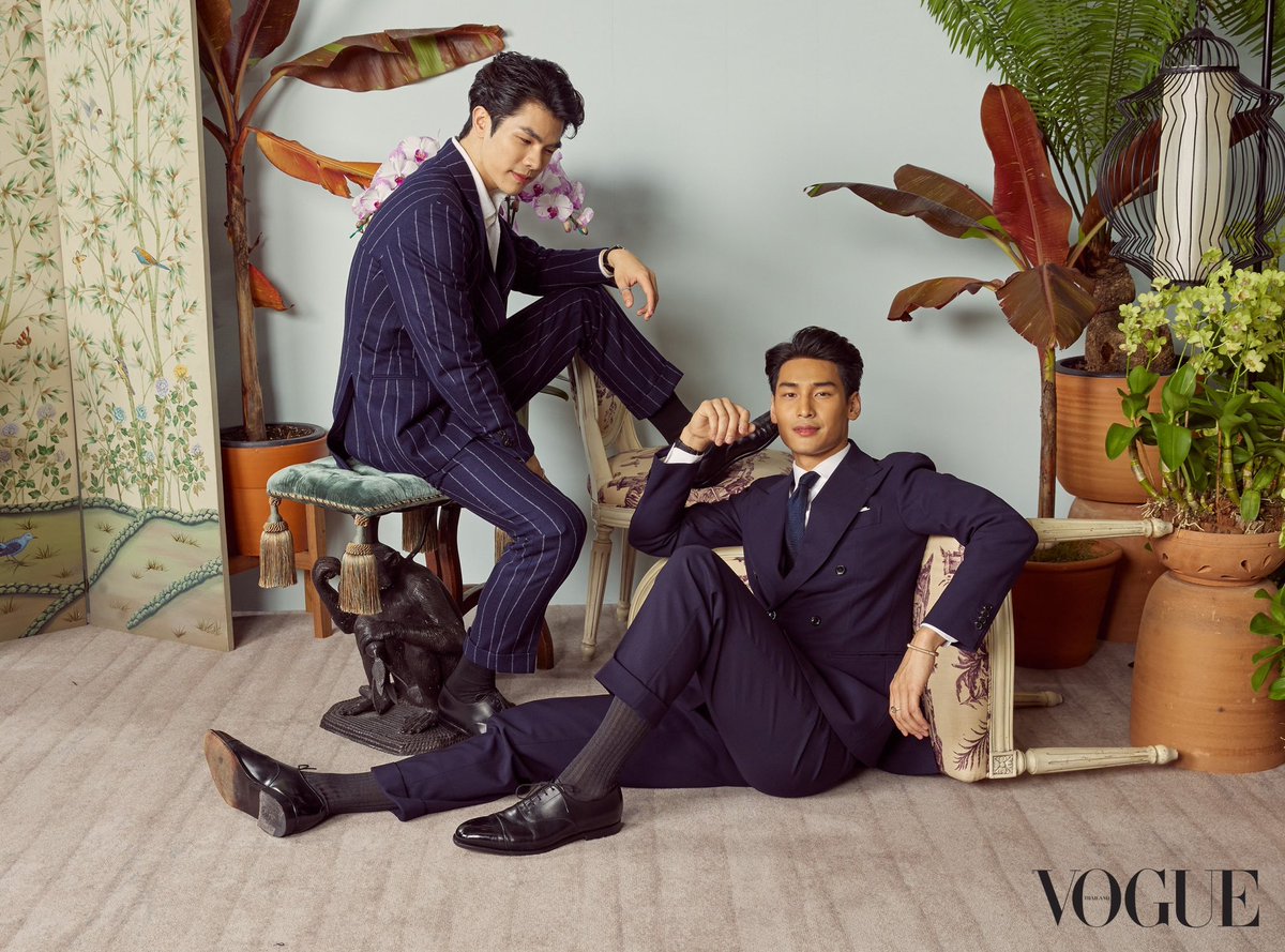 VogueThailand's tweet photo. เก็บตกภาพบรรยากาศงาน Vogue Gala ประจำปี 2022 กับสองนักแสดงหนุ่มสุดฮอตอย่าง #MilePhakphum และ #ApoNattawin ที่อวดลุคเท่ด้วยสูทสีเข้มสุดคลาสสิกร่วมเฟรมจากสตูดิโอส่งท้ายค่ำคืนอันแสนพิเศษนี้ได้อย่างน่าจดจำ
#VogueGala #VogueGala2022 #Voguegala2022XMileApo https://t.co/HWYwxnDN0h