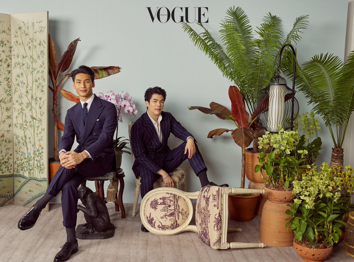 VogueThailand's tweet photo. เก็บตกภาพบรรยากาศงาน Vogue Gala ประจำปี 2022 กับสองนักแสดงหนุ่มสุดฮอตอย่าง #MilePhakphum และ #ApoNattawin ที่อวดลุคเท่ด้วยสูทสีเข้มสุดคลาสสิกร่วมเฟรมจากสตูดิโอส่งท้ายค่ำคืนอันแสนพิเศษนี้ได้อย่างน่าจดจำ
#VogueGala #VogueGala2022 #Voguegala2022XMileApo https://t.co/HWYwxnDN0h