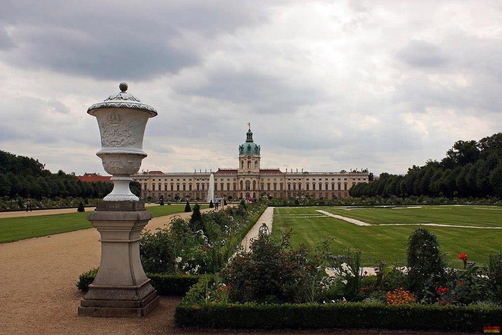 🇩🇪Дворец Шарлоттенбург (Schloss Charlottenburg) — один из наиболее изысканных примеров архитектуры барокко в Германии. Расположен в одноимённом районе Берлина. Дворец был построен по распоряжению супруги Фридриха I, королевы Софии Шарлотты. Первоначально дворец носил название Лит