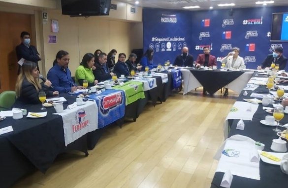Fedasap's tweet photo. Hoy en primera reunión de federaciones y confederaciones de #salud con ministra @ximenaguilera #fedasap expresó déficit presupuestario en #autoridadsanitaria para seguir cumpliendo funciones,y fortalecimiento de la salud pública con participación de trabajadoras y trabajadores. https://t.co/8febauXLLP