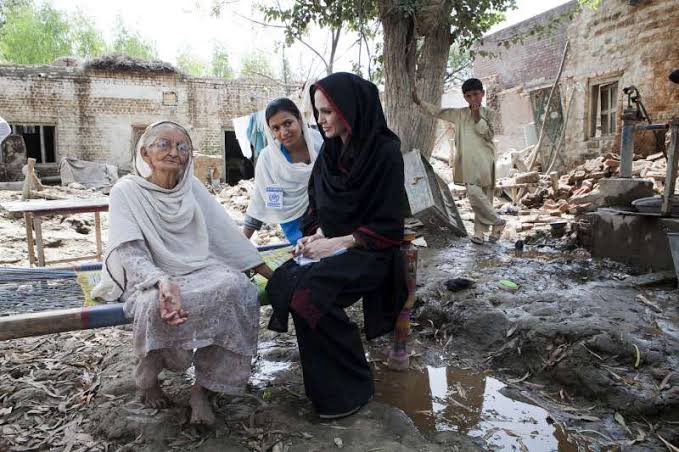 JatIkhwan's tweet photo. A true queen. Angelina Jolie arrived in Pakistan yesterday as the Special Envoy for UNHCR to visit flood victims. There's only one impact when such a figure as huge as Angelina comes to these places- awareness. She's been to Iraq, Afghanistan, Syria, Myanmar etc. https://t.co/11UdjYqKjo
