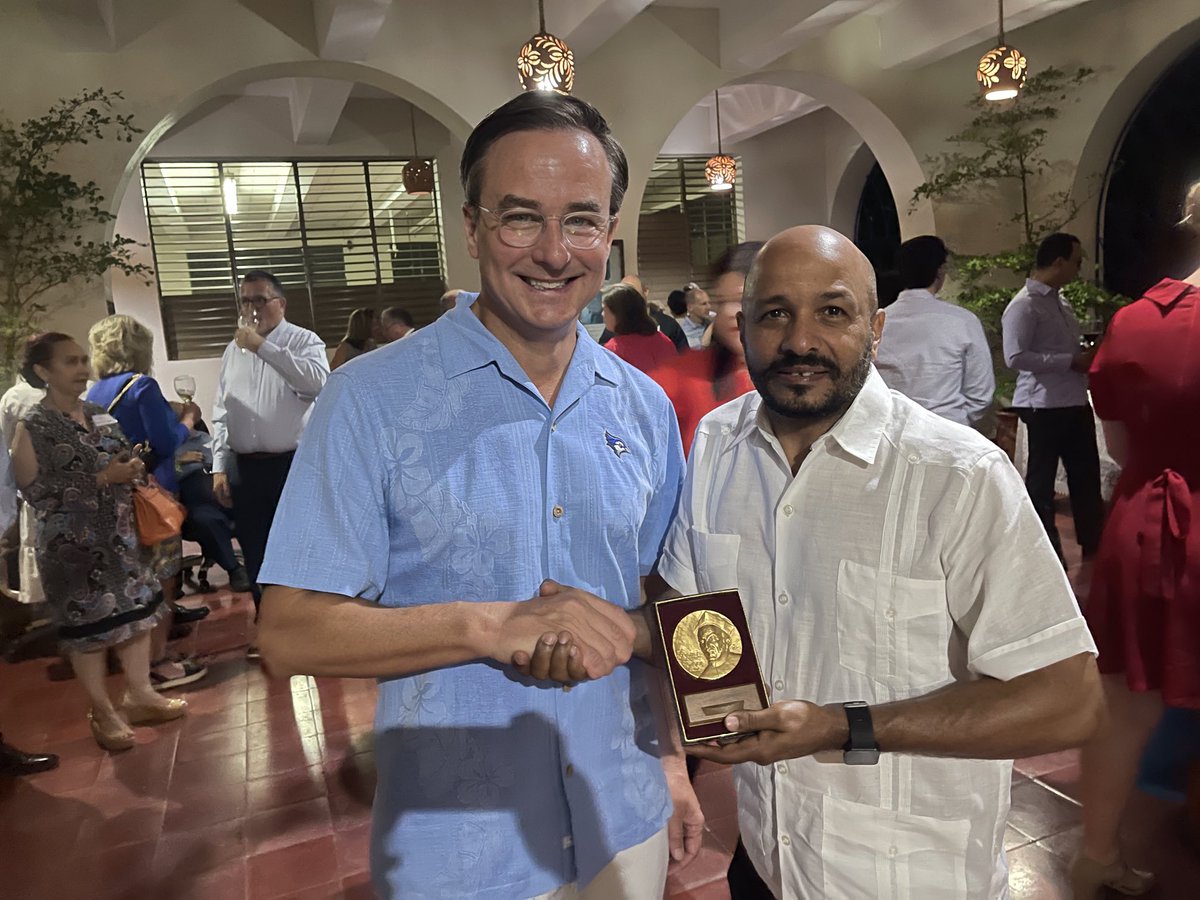 PresHendrickson's tweet photo. It was an honor bestowing the ⁦@Creighton⁩ St. Ignatius Award upon Jose Miguel Portes this evening in Santiago, Dominican Republic, at our ILAC campus; Jose Miguel is a longtime colleague and friend https://t.co/3rGpIOEqNH