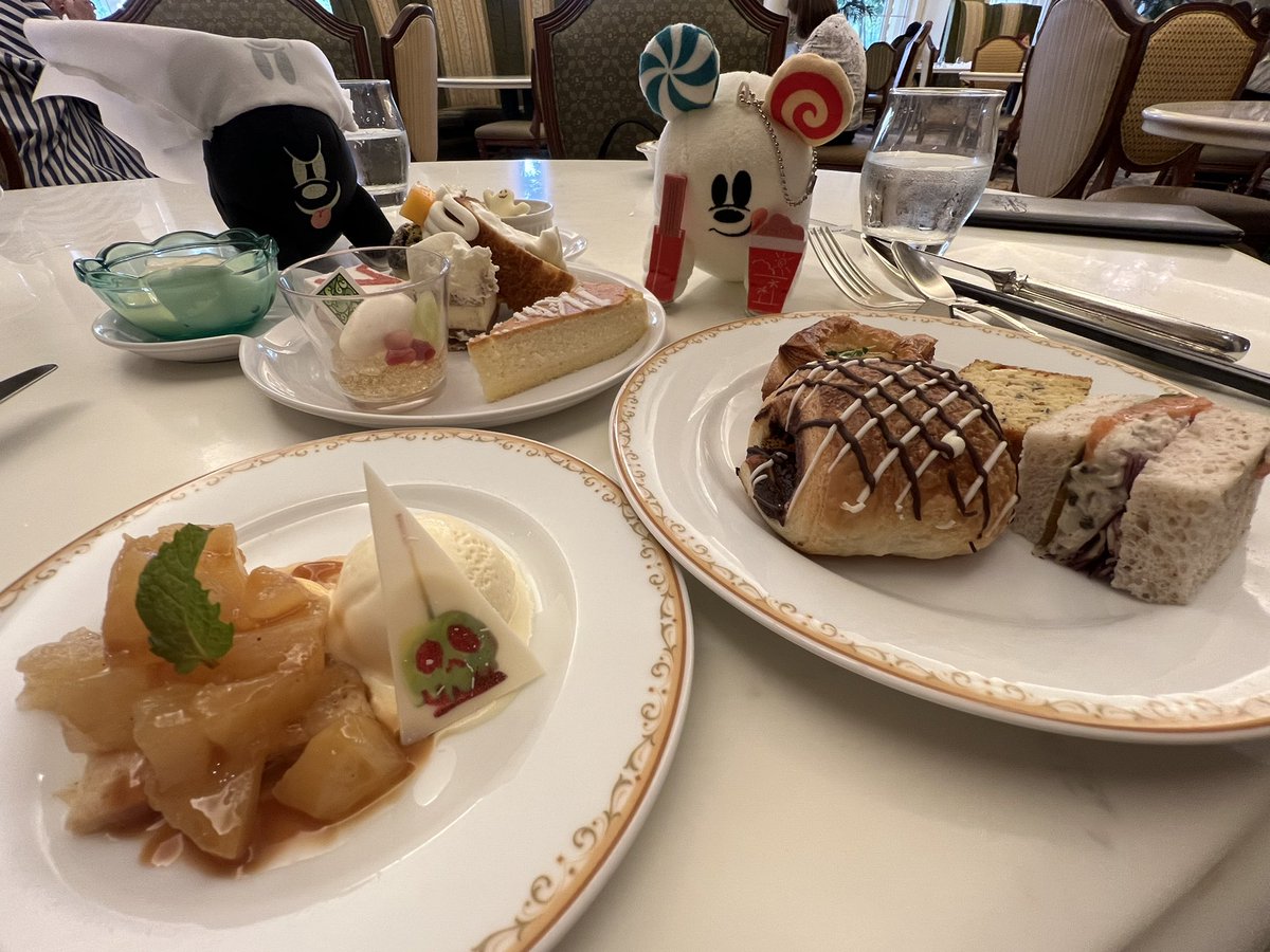 su2uka's tweet photo. シャーウッドハロウィーンも行ってきた♥️♥️♥️♥️🎃最高に美味しかったサーモンのサンドイッチ美味しすぎて3個たべた😊あと洋梨と生ハムのピザと毒林檎のアップルパイも超美味しかった〜💞💞💞 https://t.co/rXAh1Nkvnu