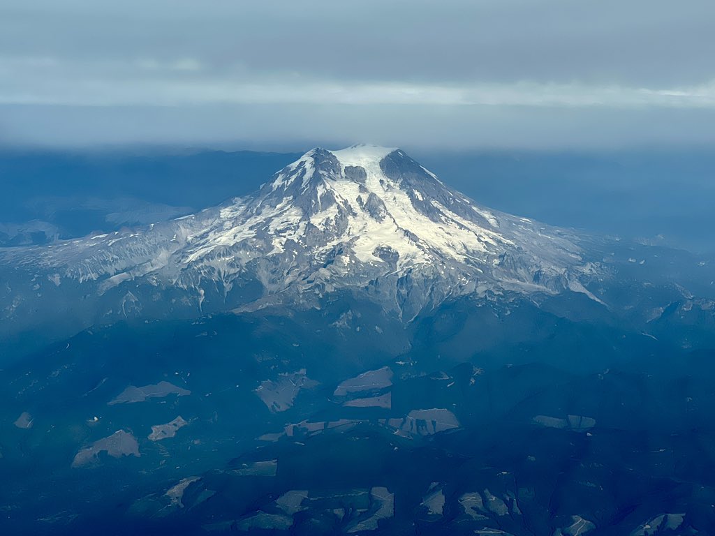 jumpjim's tweet photo. Some really beautiful shots today as we shadowed our colleagues in the #BA49 SEA service pretty much all the way to Seattle. Amazing views of Mt Rainer and Mt St Helens on the way into Portland, OR. #AvGeek #Avgeeks https://t.co/fgEVtTR46i