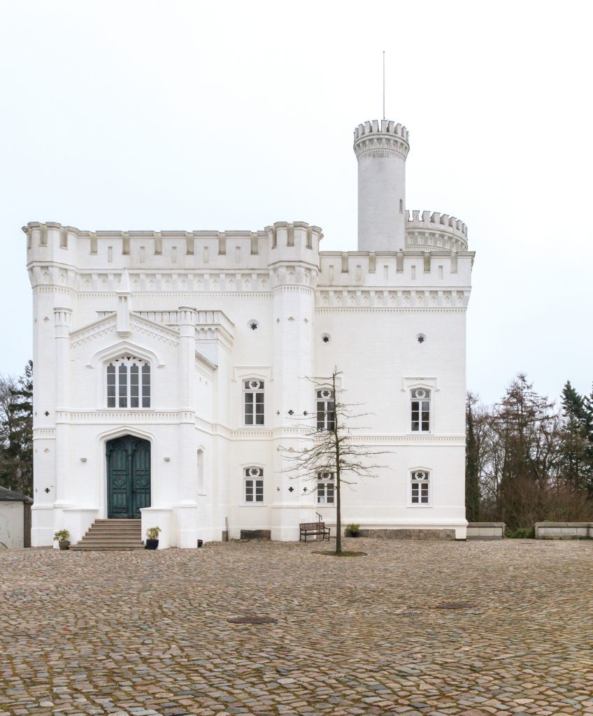 heybeachvilla's tweet photo. Der Turm der Servatiuskirche ist der älteste Teil. Später, im Jahr 1470, wurde ein einzigartiger Flügelaltar errichtet. Die #Blomenburg ist das zweite markante Bauwerk von Selent. Weitere Details finden Sie hier https://t.co/M1syO1IcU7
#heyBeachvilla #selent #servatiuskirche https://t.co/YEhOzRZAvB