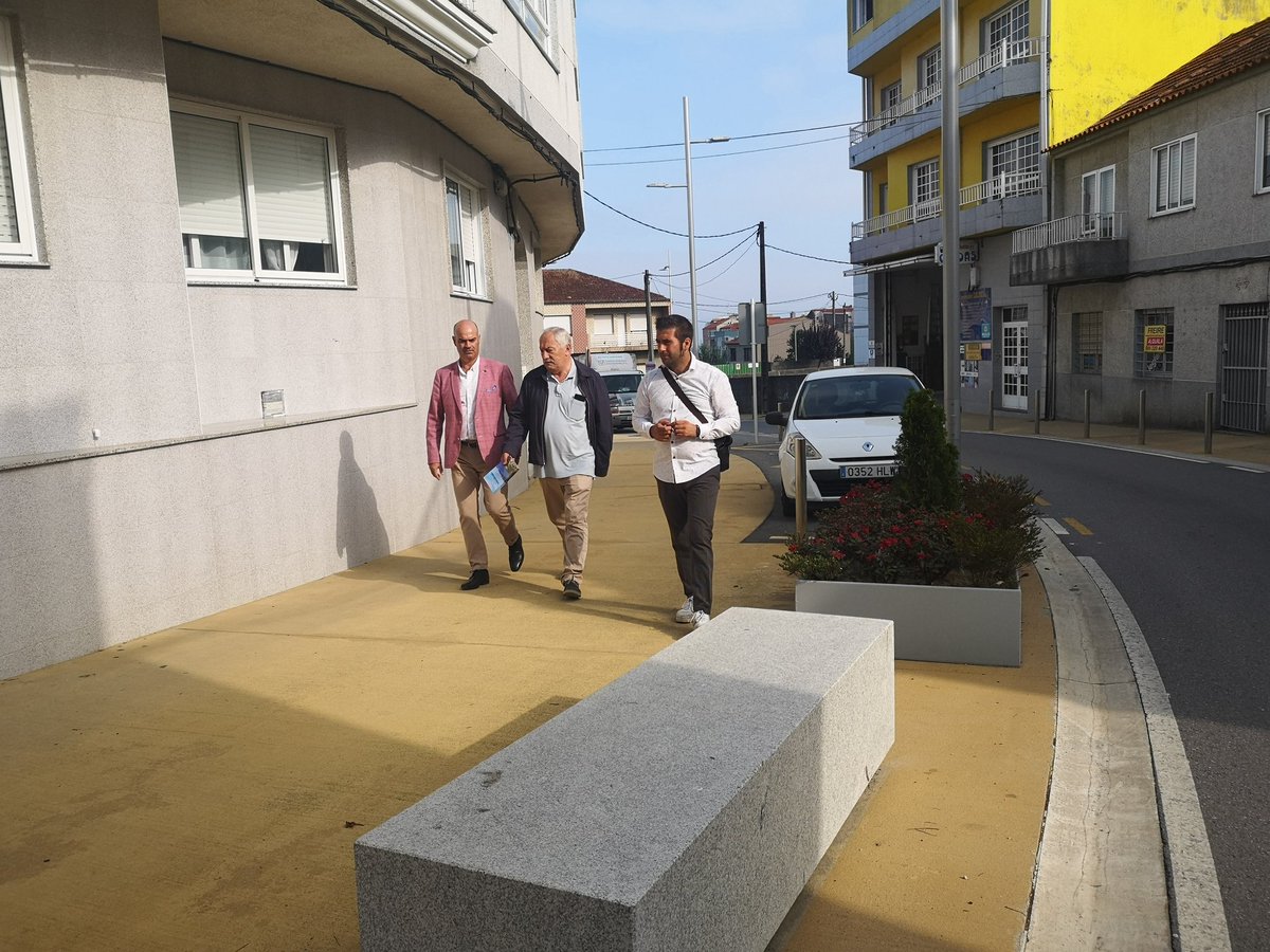 depo_es's tweet photo. ➡️#DiaMundialSenCoches 🚙
Visitamos #PontevedraProvincia para percorrer actuacións de recuperación do #EspazoPúblico para as persoas impulsadas pola @depo_es. O vicepresidente Mosquera visita a Rúa da Pedra en #Bueu, reformada co #DepoRemse
#ModeloÁgora #AsPersoasPrimeiro
👫🚴🚌 https://t.co/QzAau1xSft