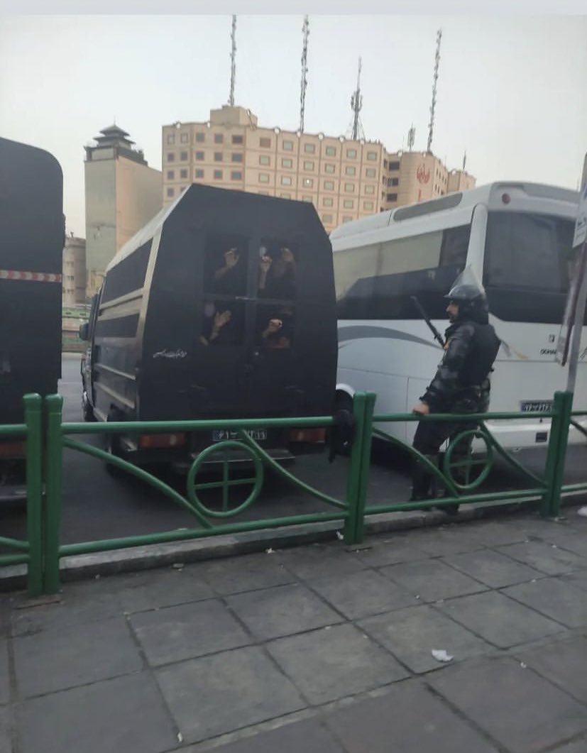 yasminpeyman's tweet photo. Интернет практически полностью заблокирован в Иране. Это последняя возможность осведомить вас и мир. Они стреляют по протестующим. Пожалуйста будьте нашим голосом. Тут убивают людей. Пожалуйста, помогите нам

#OpIran 
#Mahsa_Amini 
#махсаамини https://t.co/znCSRPNEke