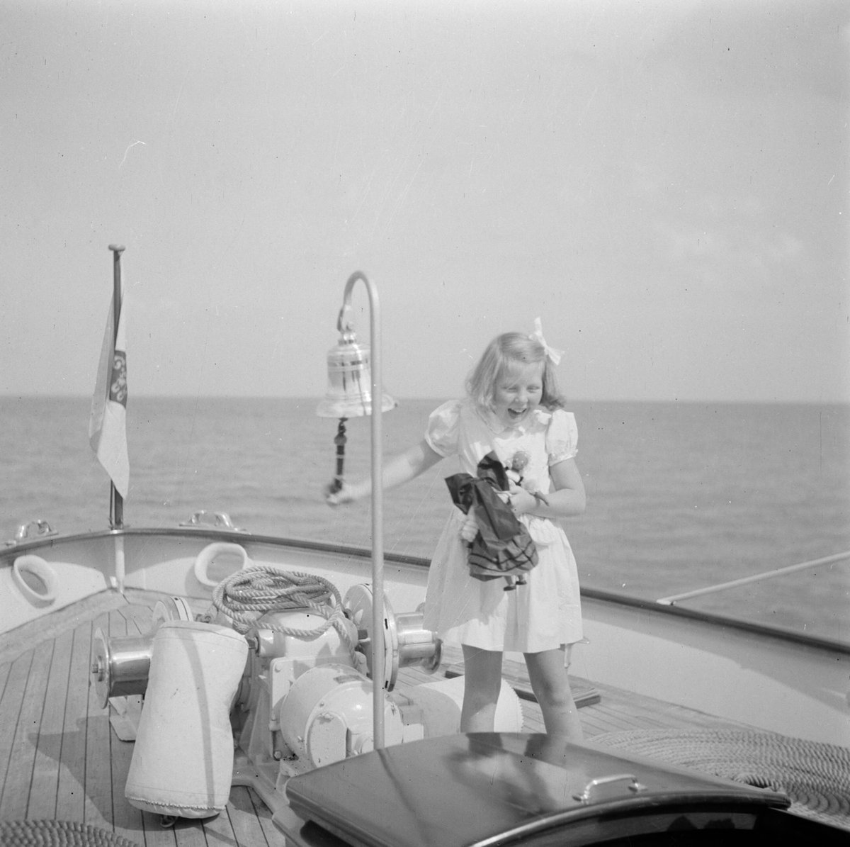 PietHein_Jacht's tweet photo. Prinses #Beatrix luidt de #scheepsbel van de #PietHein π Dezelfde scheepsbel is nog steeds aanwezig op het #koninklijkjacht https://t.co/iB3dJBeQZv