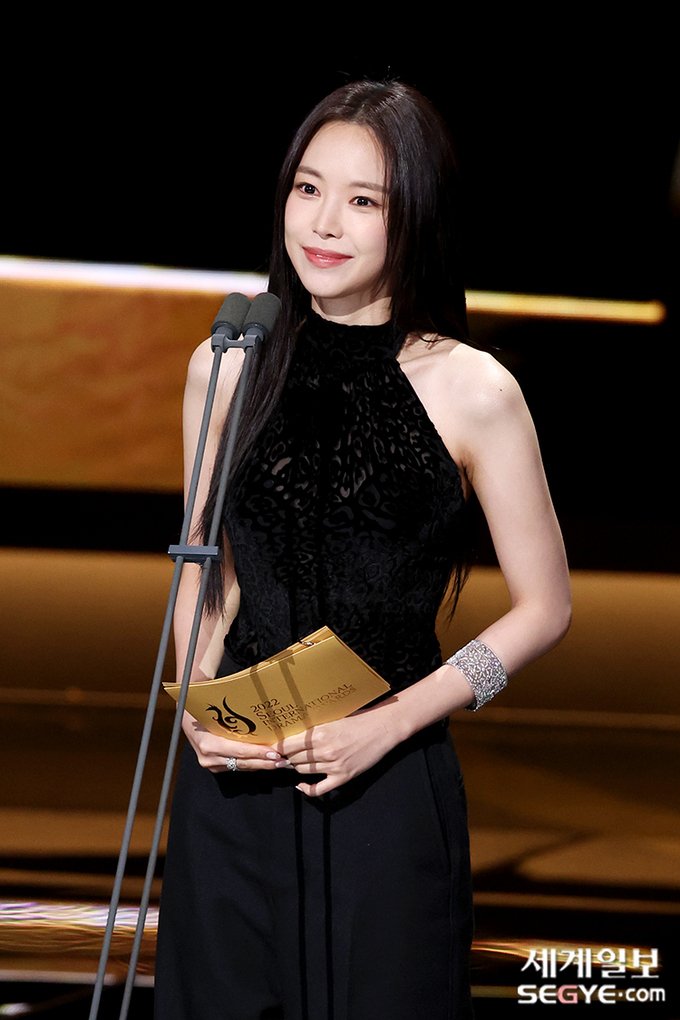 SNELOOKS's tweet photo. Son Naeun at Seoul International Drama Awards 2022 as award presenter✨

#Naeun #나은 #SonNaeun #손나은 https://t.co/XjZp1Dmvei