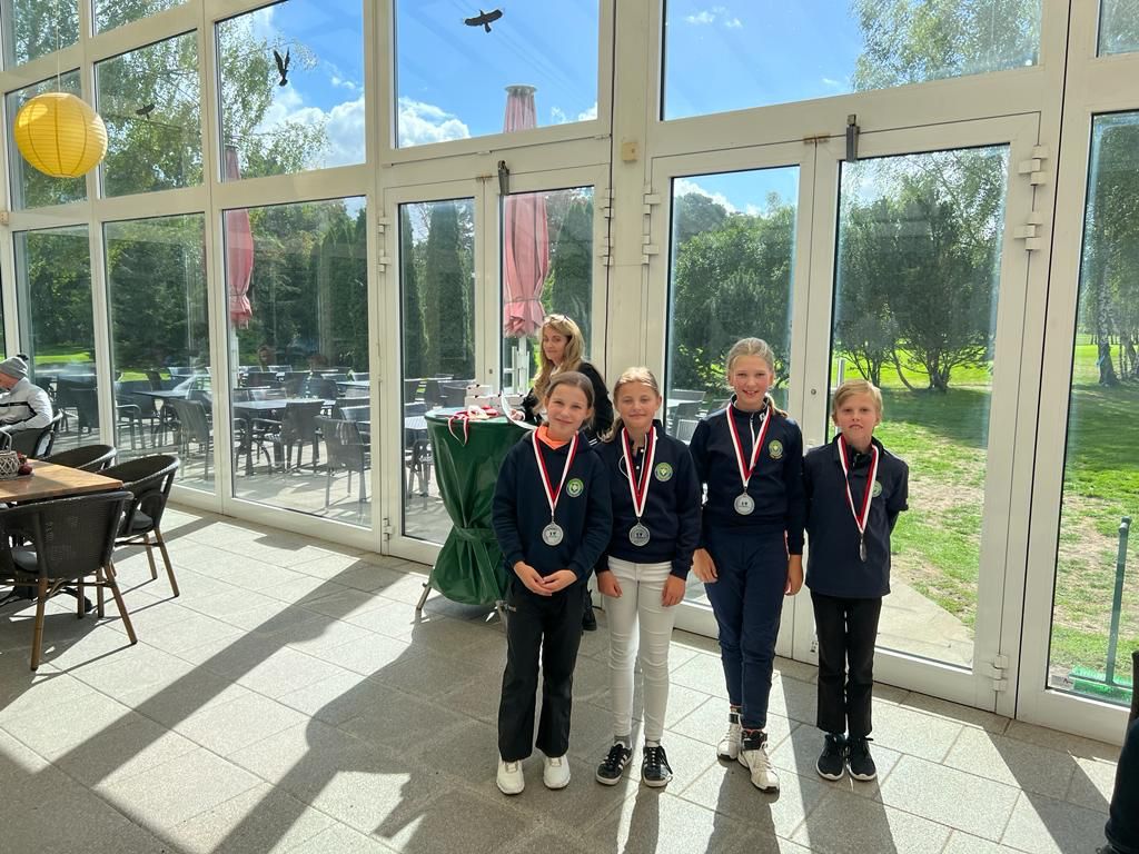 Golf_Seddin's tweet photo. Erfolgreich in der GVBB Jugendliga
5 Mannschaften haben uns auch am 2. Spieltag erfolgreich vertreten.
AK Gemischt: 2. Netto
AK14 Mädchen: 1. Netto
AK14 Jungs: 1. Brutto &amp; 2. Netto
AK16 Jungs: 3. Brutto
AK18 Jungs: 2. Brutto
Herzlichen Glückwunsch! Weiter geht´s am 8.10.22 https://t.co/bz9BbHRHjP