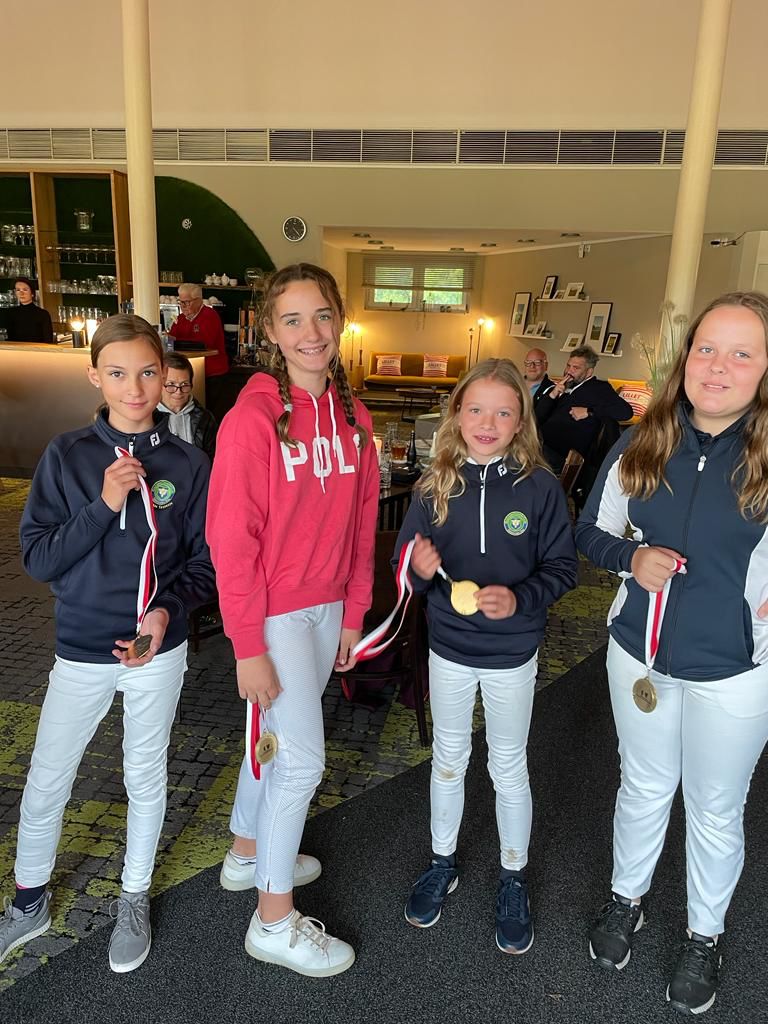 Golf_Seddin's tweet photo. Erfolgreich in der GVBB Jugendliga
5 Mannschaften haben uns auch am 2. Spieltag erfolgreich vertreten.
AK Gemischt: 2. Netto
AK14 Mädchen: 1. Netto
AK14 Jungs: 1. Brutto &amp; 2. Netto
AK16 Jungs: 3. Brutto
AK18 Jungs: 2. Brutto
Herzlichen Glückwunsch! Weiter geht´s am 8.10.22 https://t.co/bz9BbHRHjP