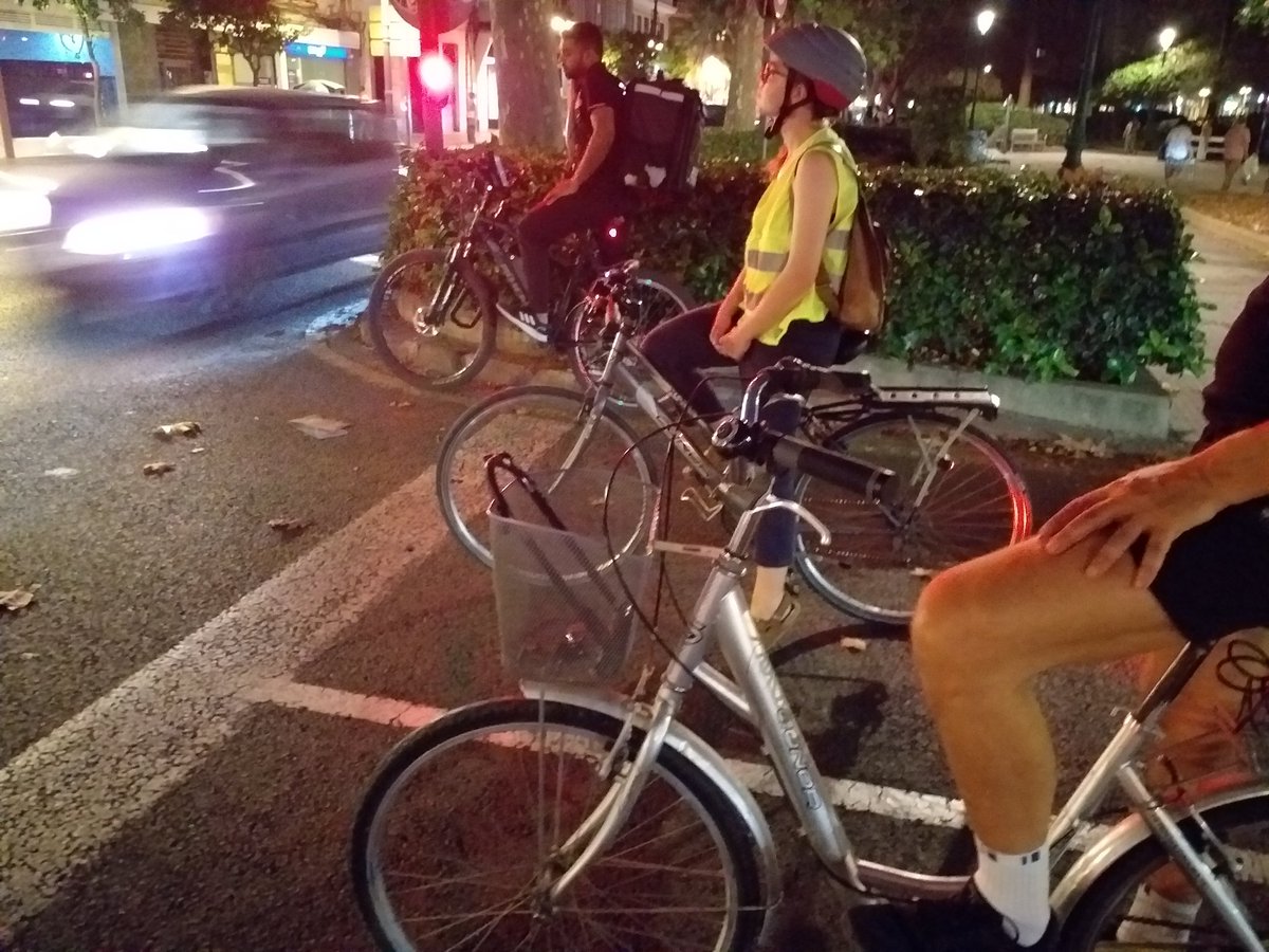 pacoguillem's tweet image. Anit, bona cosa de ciclistes esperant el verd.
Poc a poc 💪🏽
#altreballenbici
#SMS2022