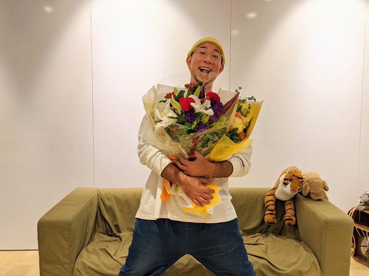 harmony_staff's tweet photo. 《#グローバー 出演情報》
9/24(土)17：00～
J-WAVE「MARUNOUCHI MUSICOLOGY」
300回目、そして最終回の放送となりました！
今回も過去の熱い音楽談義を振り返り🎶
ぜひお聴きください🎧
写真は
最後の収録後、スタッフの皆様に頂いたお花と💐📷

@GROVER0604 
@MUSICOLOGY_813 #jwave #MMM813 https://t.co/UfmrCiBA2G