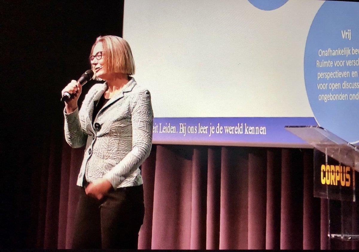 UNCZH's tweet photo. Rector magnificus van de @universiteitleiden Hester Bijl over wetenschap en samenleving: jullie academische netwerken zijn een voorbeeld van wetenschap en samenleving ‘avant la lettre’. 💪
#ouderenzorg #SWD22 @leiden2022 https://t.co/PZGRrH4E0B