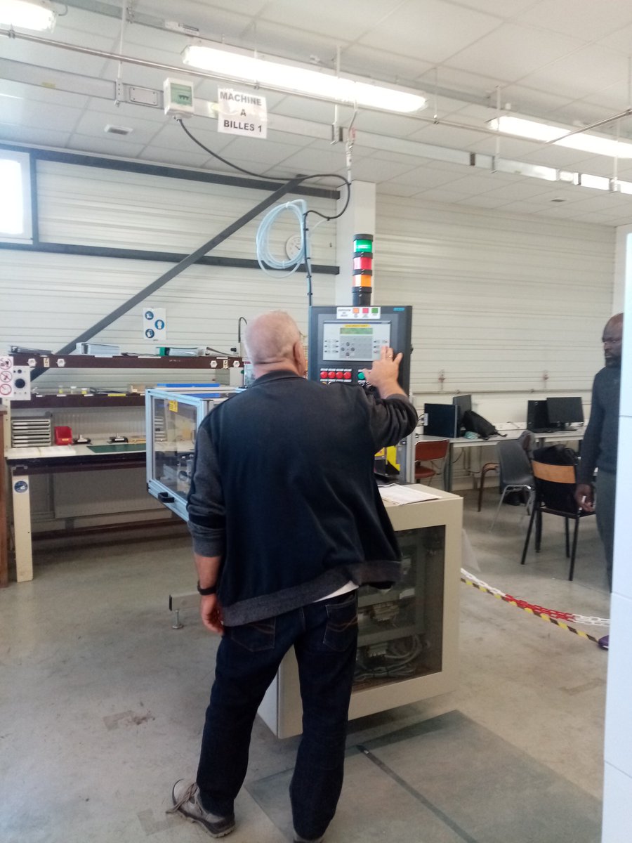 vlnchartres's tweet photo. 👉Ce matin, @avecpoleemploi les conseillères #CEJ accompagnent les jeunes demandeurs d'emploi aux JPO de l'@Afpa_Formation #chartres démonstrations simulations jeux #formation #orientation @F_Gaussens @poleemploi_RCVL https://t.co/r1Rm2YL9cT