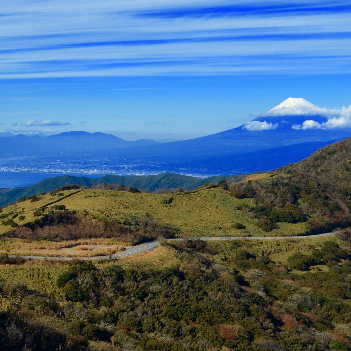 izu_marriott's tweet photo. 🚲ライドツアー/無料モニター募集🚲 
走行距離約115km、獲得標高約1,700mの縦断ライドツアーのモニターを募集しています。
山梨県の山中湖から静岡県の伊豆修善寺まで
秋の風を感じるツアーにぜひご応募ください。

*日程：2022.10.31(月)～11.2(水)※2泊3日
*詳細はこちら：https://t.co/t64fPHDmp2 https://t.co/Qgiq6Un4JL