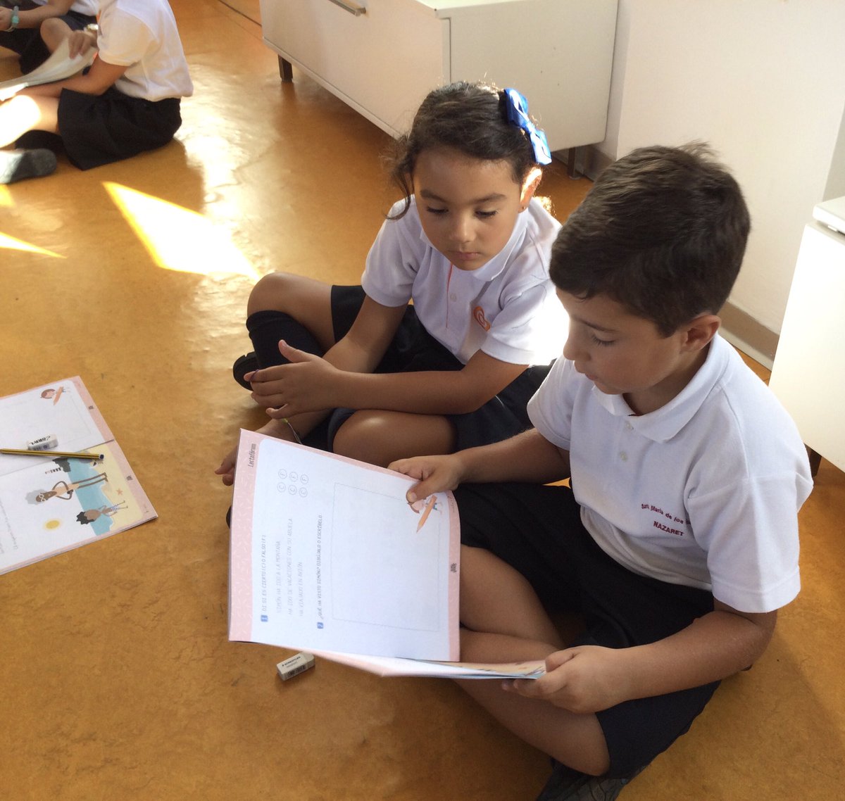 adelinacc1's tweet photo. @NazaretArrecife 
Nos ponemos las gafas de los buenos lectores y en parejas leemos en diferentes rincones de la clase.
@Teacher_Andrea_ @RaquelR84428034 https://t.co/pHGIdWeiAz