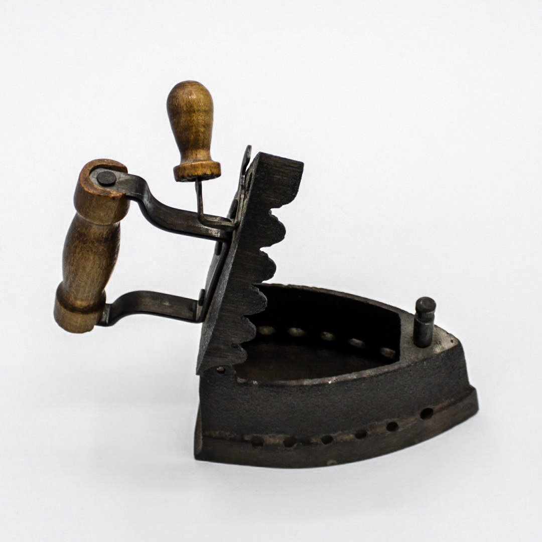 Dreamworksnig's tweet photo. #thrusdaythrowback - This vintage press iron dates way back to the 17th century when the Dutch invented the box Iron made of a very heavy cast Iron.
The coal iron was an important household tool due to inaccessible electricity back then. https://t.co/TQ4qrEYsAB