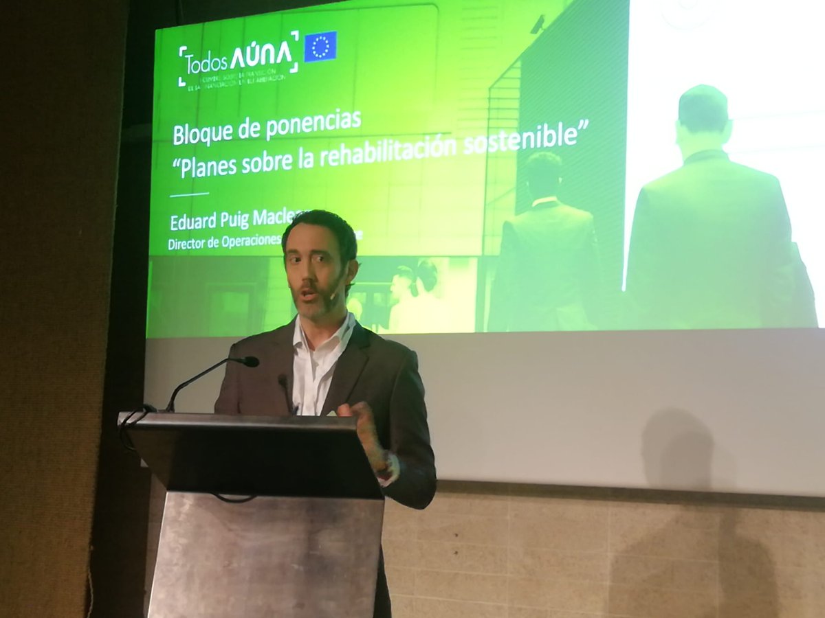 #AUNAFORUM: "La subida de la electricidad y el gas es un regalo porque está haciendo que los vecinos se centren en la #rehabilitacion y la #eficiencia #energética", así empieza su ponencia Eduard Puig MacLean de <a href="/GNEFinance/">GNE Finance</a>